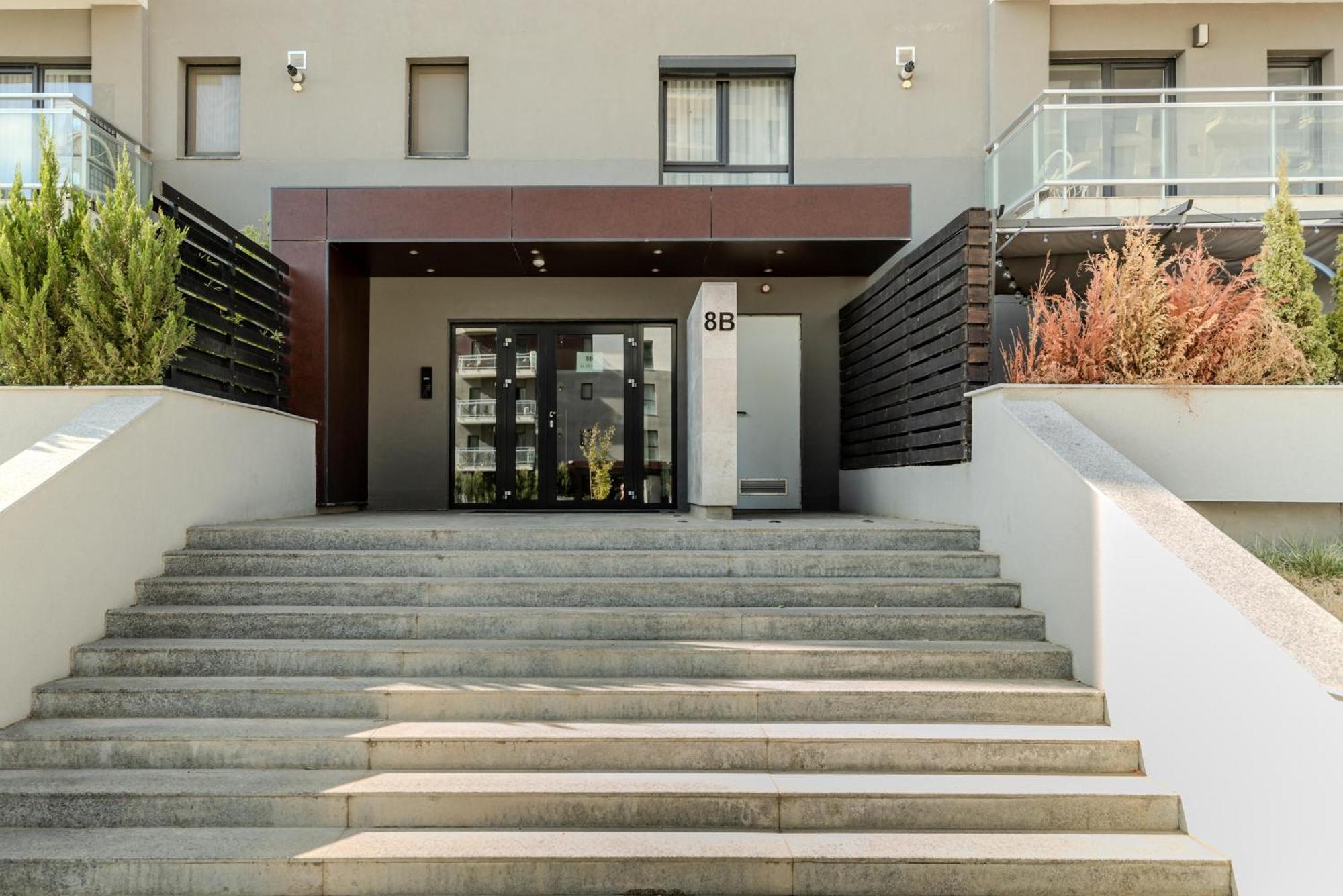 Perfect Stay: Urban Heaven In Aviatiei Business Area Бухарест Екстер'єр фото